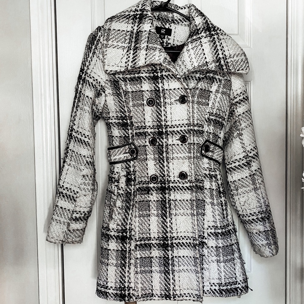 Women’s plaid pea coat. Classic piece!